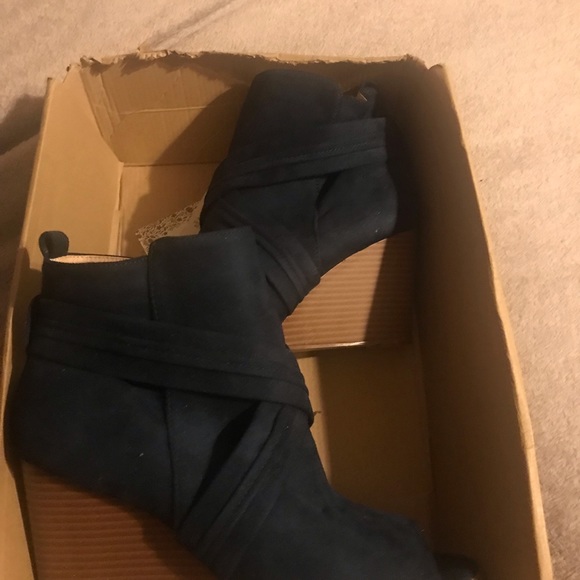 Brand new, never worn ladies bootie! DSW, purchased! Size 11…. - Picture 5 of 5